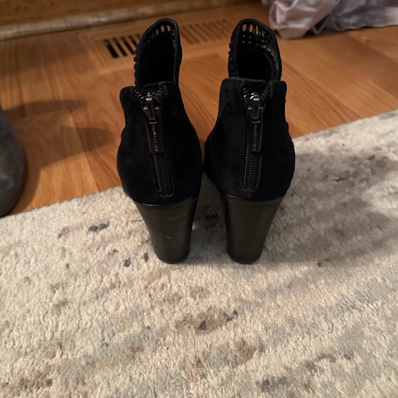 Elegant Black Women's Shoes, Vince camuto, size 5 - Picture 3 of 4